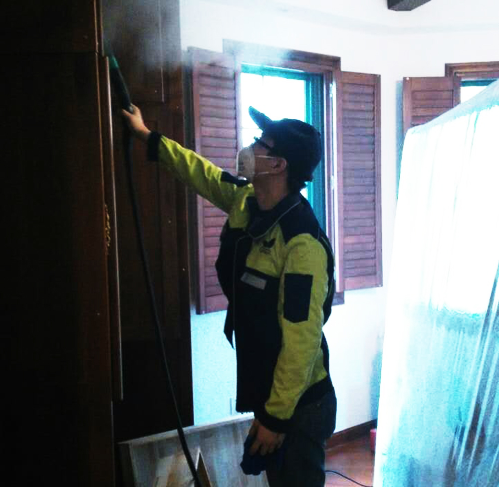 格瑞乐治理+家庭环保顾问在南国明珠家庭室内空气治理现场：对柜子进行熏蒸