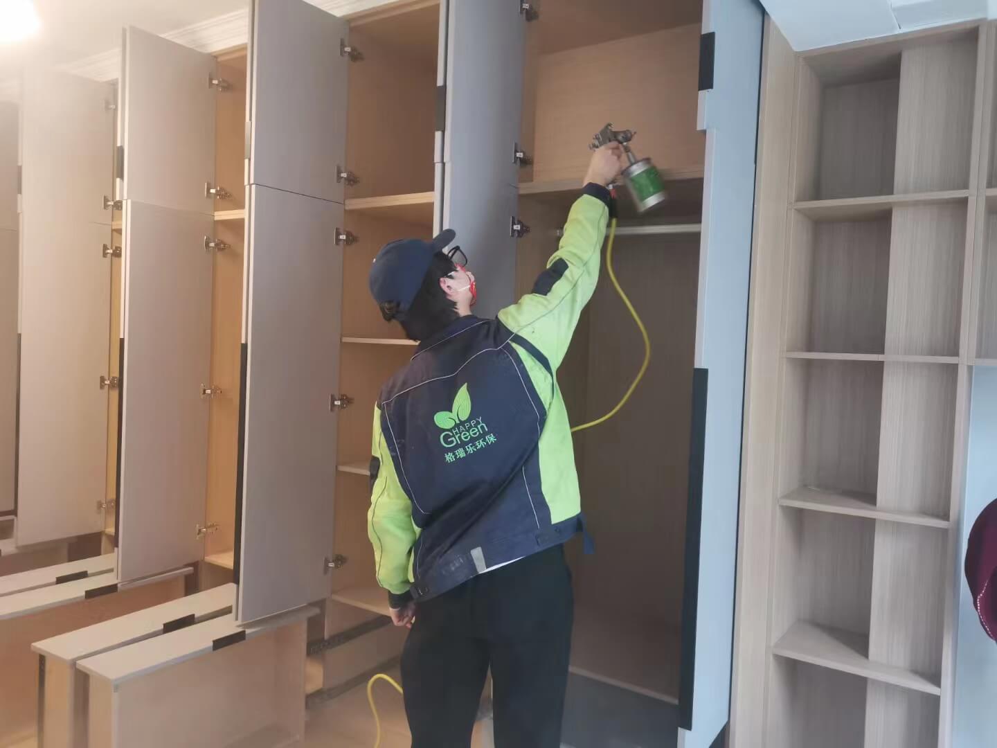 格瑞乐除甲醛工作人员在新房卫生间,对浴室的瓷砖缝隙进行除甲醛密封处理。