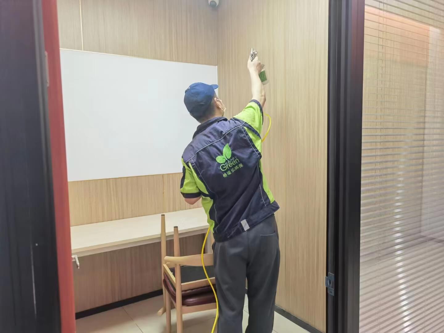 新房餐厅，工作人员在安装餐桌转盘时，对转盘的轴承部位涂抹格瑞乐除甲醛润滑剂。
