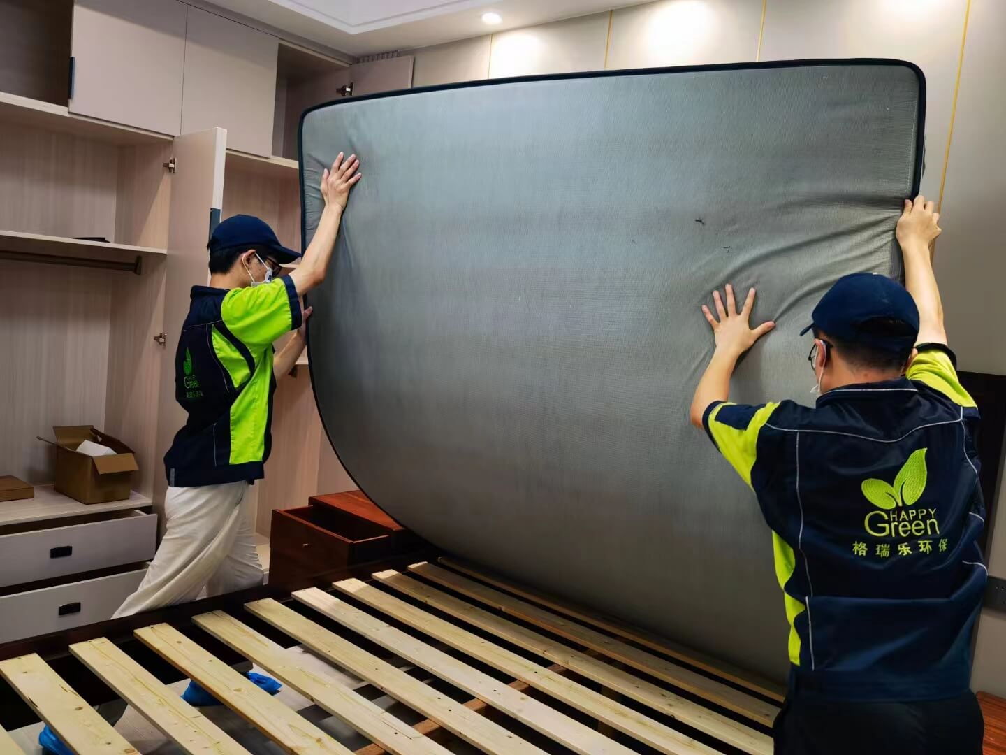 书房电脑桌的主机托上，工作人员粘贴格瑞乐除甲醛散热除醛贴纸。
