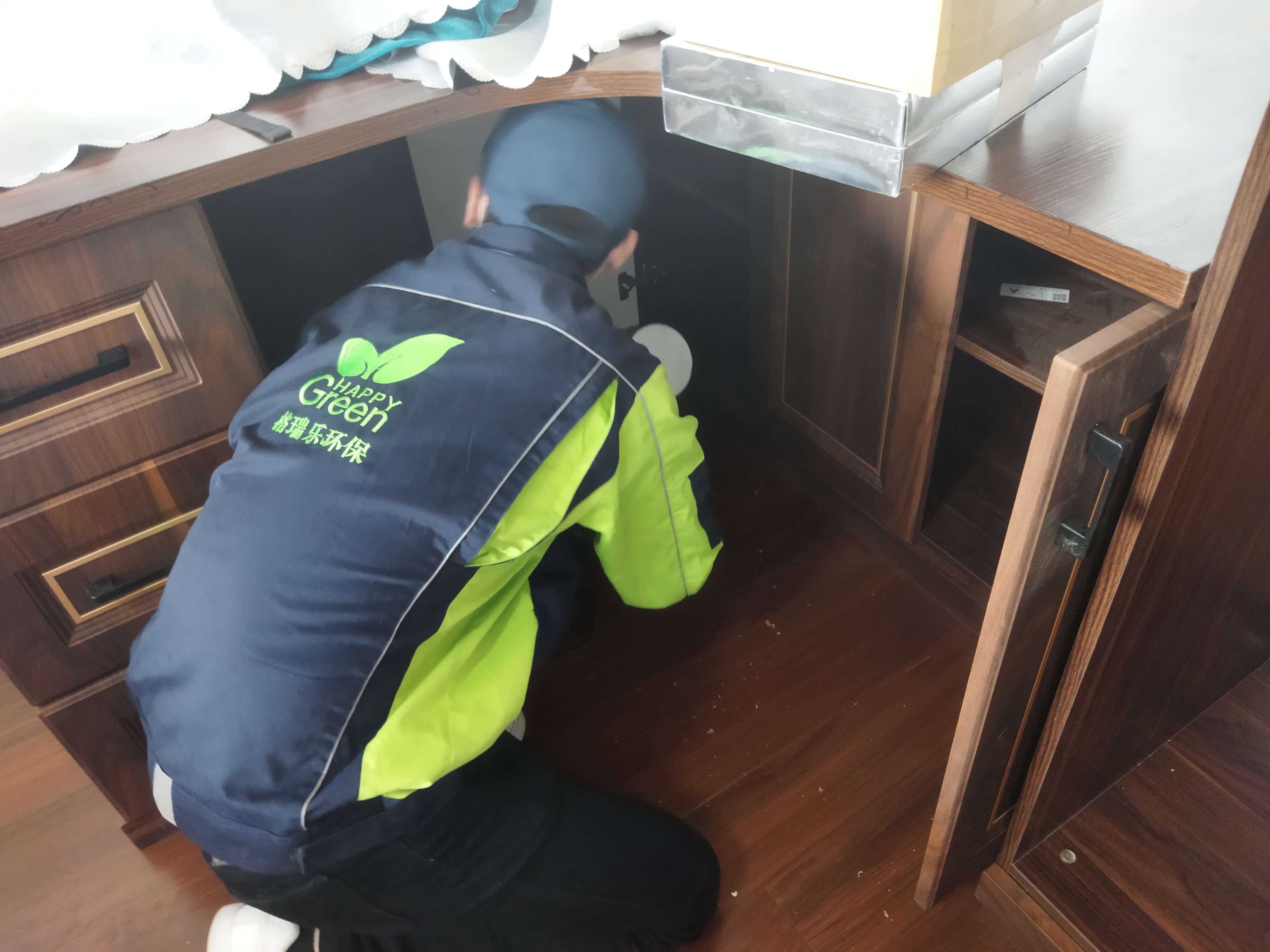 餐厅餐边柜内部的层板上，工作人员安装格瑞乐除甲醛紫外线杀菌灯，辅助除醛杀菌。