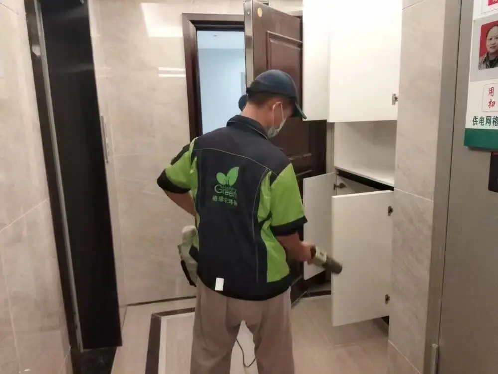 儿童房的木质书桌边角处，工人粘贴格瑞乐除甲醛防撞条，保护孩子安全并吸附书桌边角甲醛。