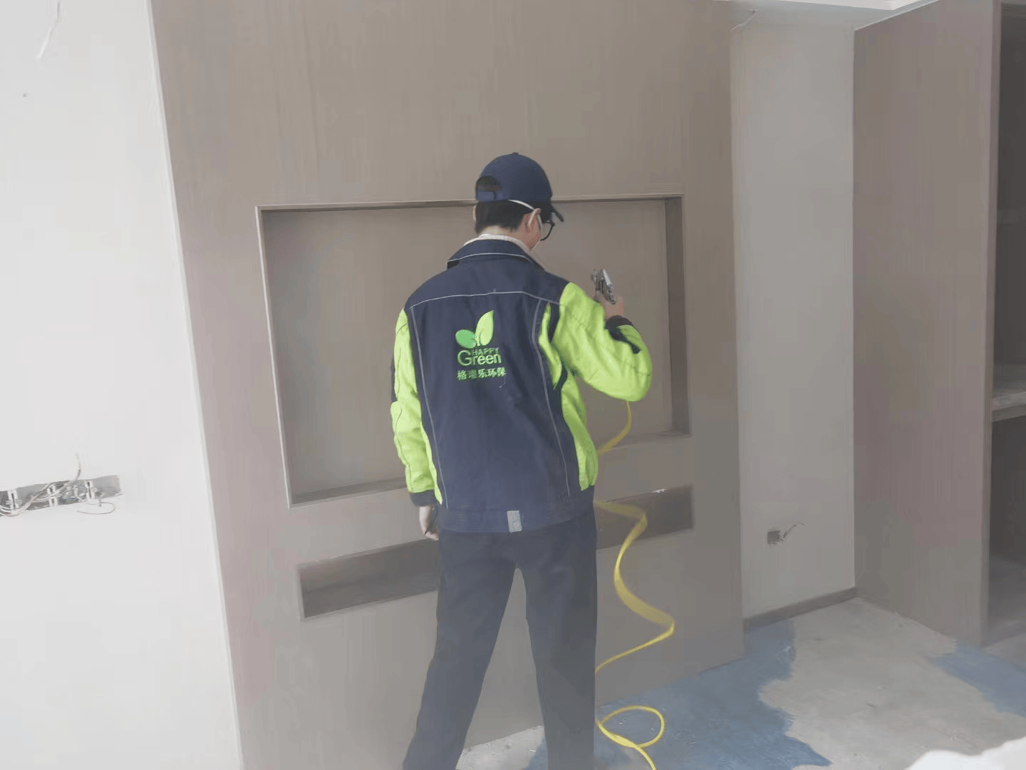 厨房施工后，工作人员将厨房电器的防护罩取下，擦拭电器表面，检查电器是否正常运行。
