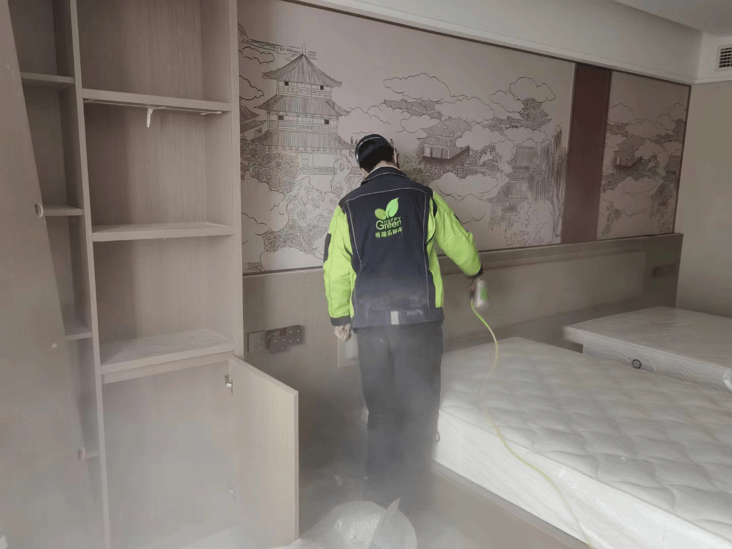 餐厅施工后，工作人员用甲醛检测仪器对餐桌和餐椅进行再次检测，初步验证除醛效果。