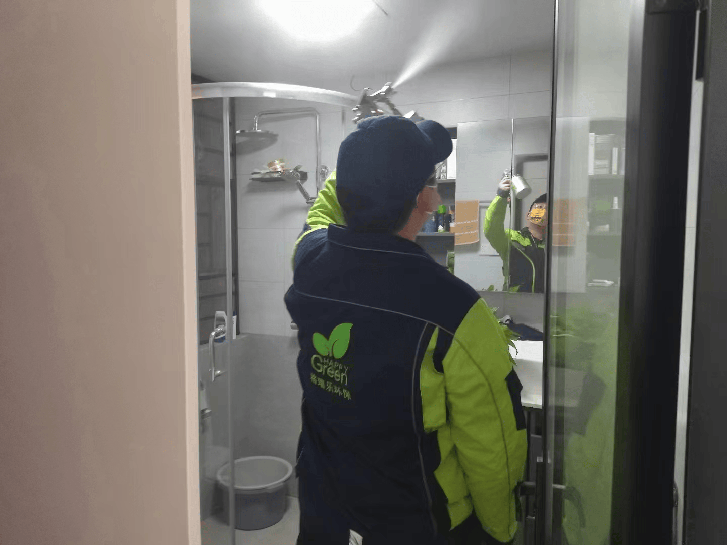 儿童房内，施工人员用小刷子将除醛材料涂抹在儿童床的床腿和床框的连接处，防止甲醛残留。