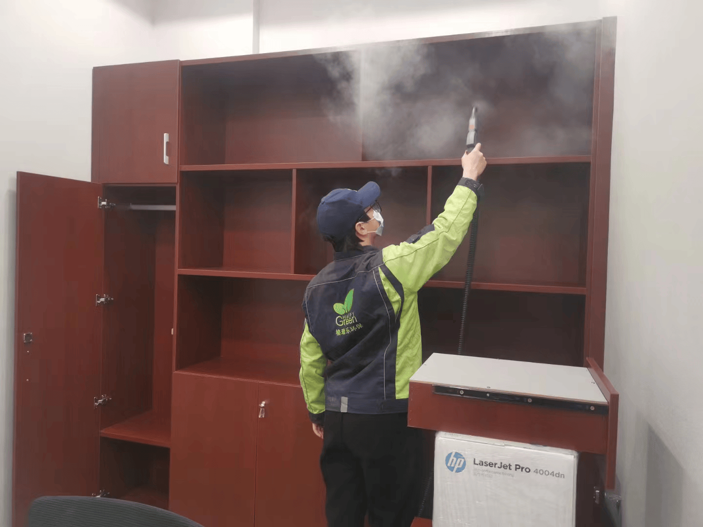 儿童房内，施工人员用小型喷雾器对儿童书桌进行除醛处理，喷雾器喷出的药剂细腻且均匀，施工人员小心操作，呵护孩子的学习空间，避免药剂对孩子的物品造成污染。